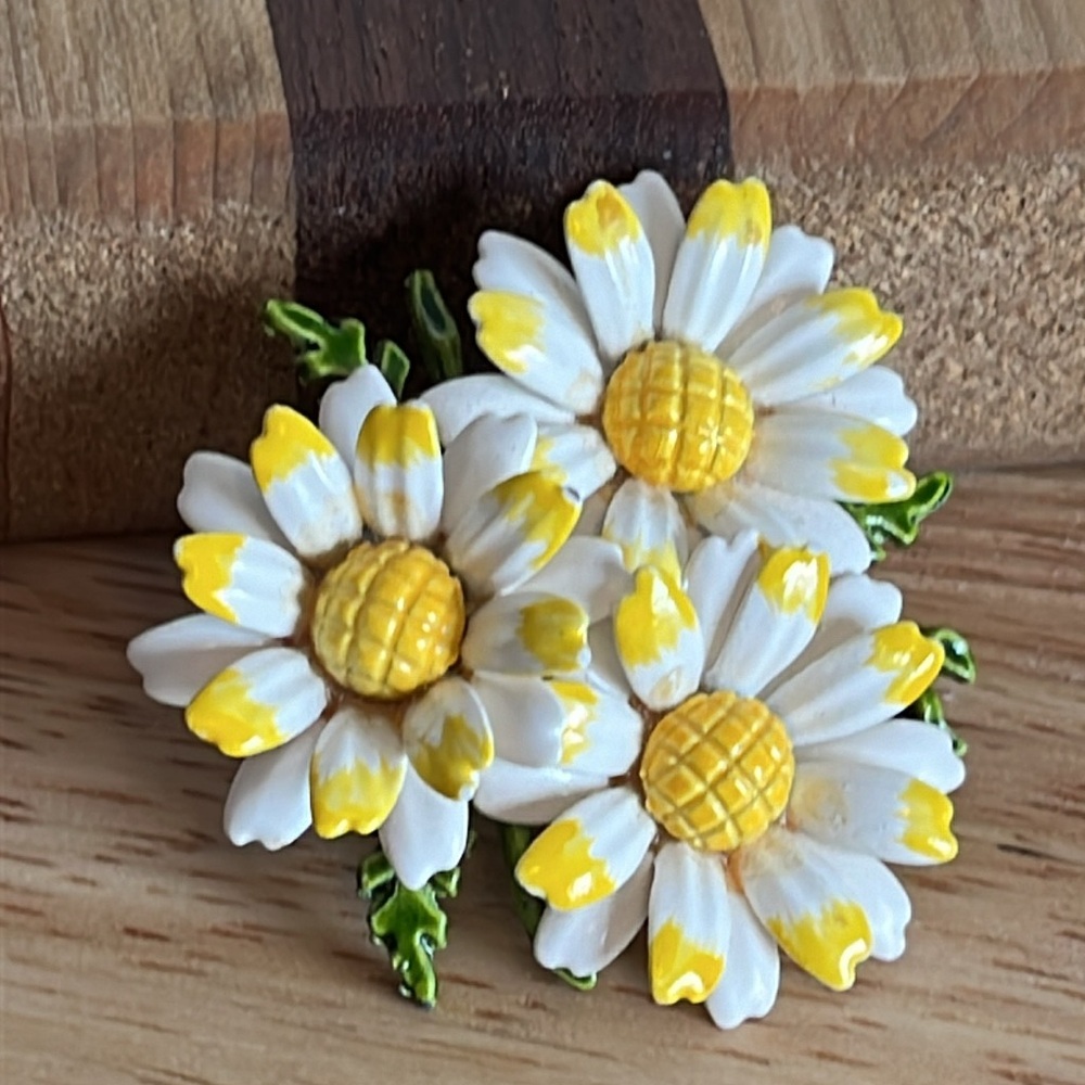 Vintage yellow and white 🌼 Daisy brooch mcm flower power